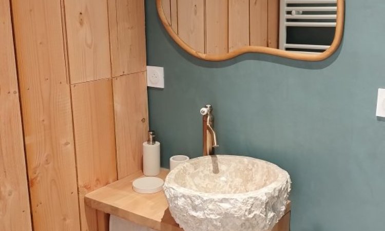 coin sanitaire (béton ciré, travertin, bois)