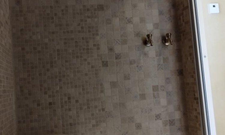 hammam vouté en mosaïque de travertin